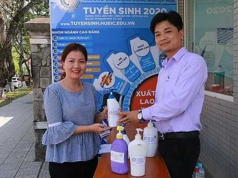 Thừa Thiên - Huế: Người dân phấn khởi khi được tặng nước rửa tay miễn phí